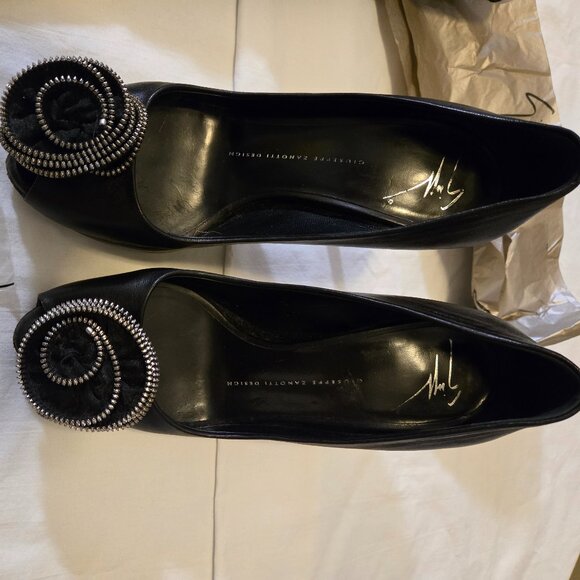 Giuseppe Zanotti Black Leather Crystal Rosette Pumps – Size 37.5 - Picture 3 of 9